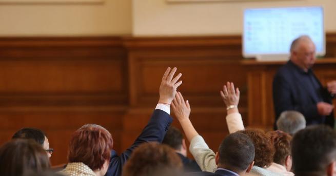 Скандал в парламента и този петък   имаше и безредици До