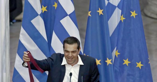 Гръцкият премиер Алексис Ципрас за кратко се появи с вратовръзка