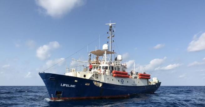 Корабът Лайфлайн заплашен от конфискуване в Италия очаква в международни