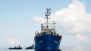 Корабът Оушън вайкинг на хуманитарната организация Ес О Ес Медитеране