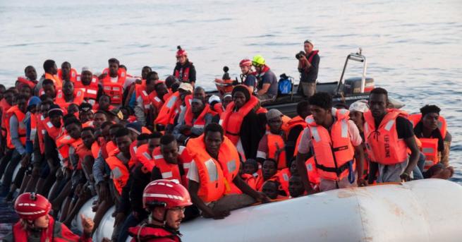 Полицията на източния егейски остров Лесбос съобщи че 13 търсещи