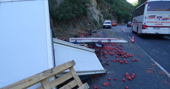 Камион, натоварен с домати, се удари в скала на главен