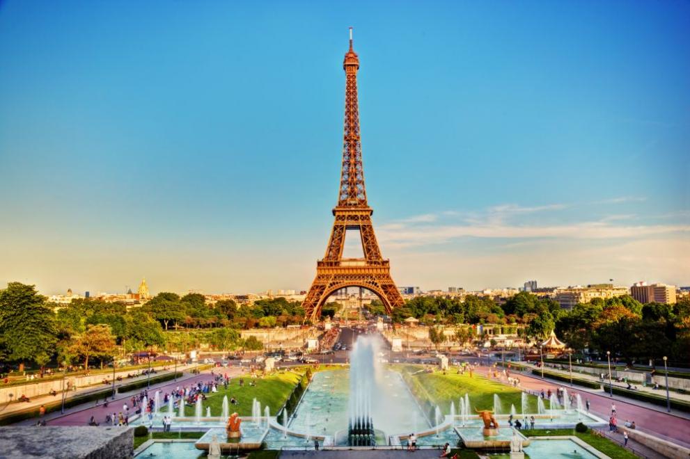 Варшавският фонтан в Париж: Варшавският фонтан в Париж се намира в непосредствена близост до Айфеловата кула. Фонтанът е истински шедьовър. Особено впечатляващи са двайсетте оръдия, които "изстрелват" вода на разстояние от 50 метра. Водата от оръдията се събира в продълговат, плитък басейн, където всеки може да се охлади.