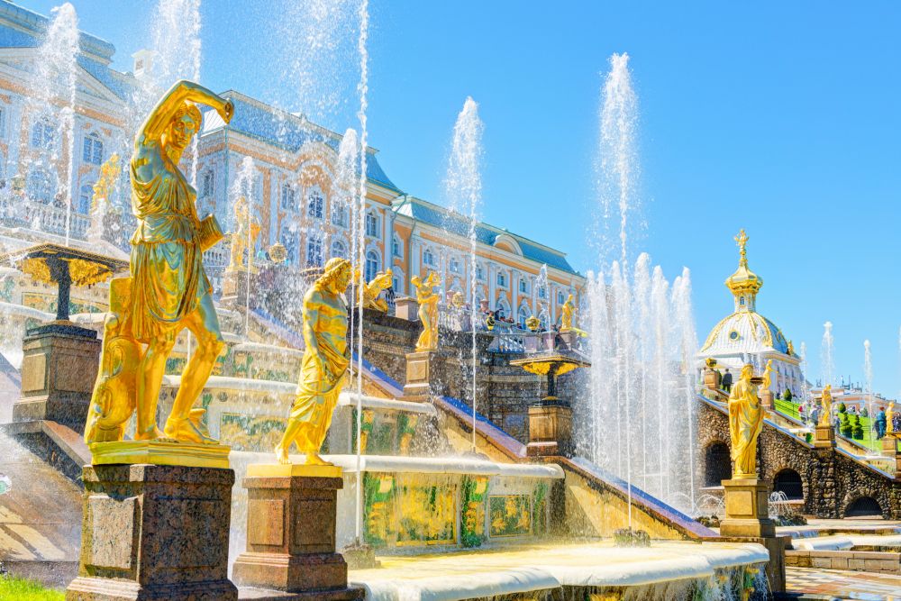 Фонтаните в Петерхоф, Санкт Петербург: В началото на 18 век Петър Велики строи своя версия на Версайския дворец: Петeрхоф. В приказно красивата лятна резиденция е изградена цяла система от фонтани, която се задейства всеки ден точно в 11 часа. От общо 150 фонтана се изливат 30 000 литра вода в секунда.