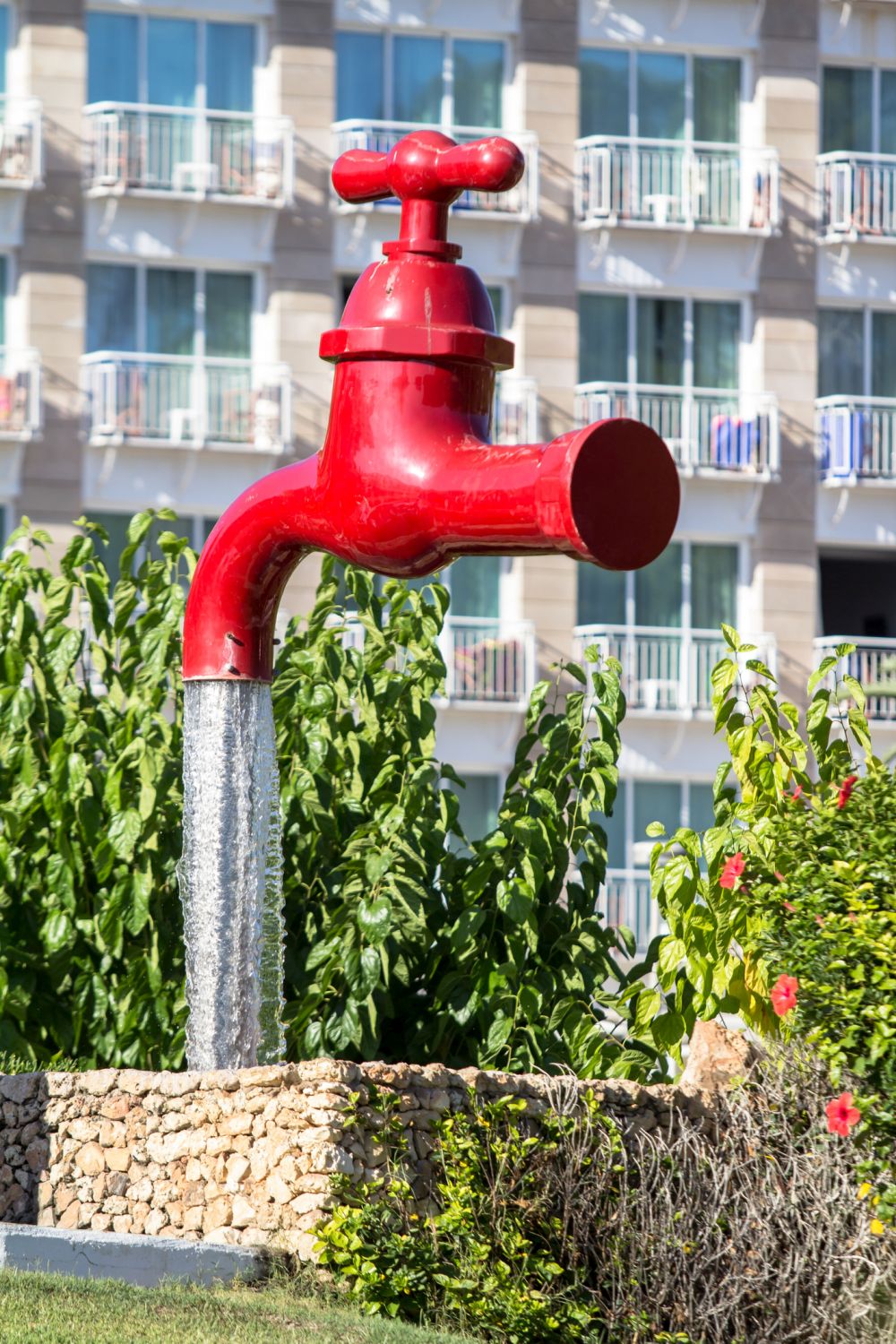 Фонтан Кран на остров Менорка: На пръв поглед този фонтан с формата на кран изглежда така, сякаш виси във въздуха. Как е възможно? Не, това не е някакво чудо, а просто зрителна измама: подпорите на фонтана са скрити във водата. Подобни висящи фонтани има още в белгийския град Ипер и в испанския Кадис.