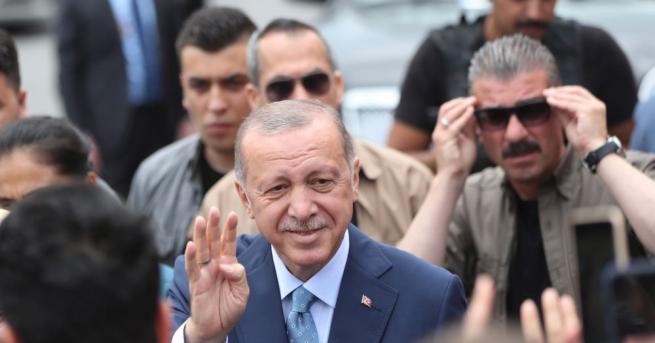 Турският държавен глава Реджеп Тайип Ердоган гласува в Истанбул днес