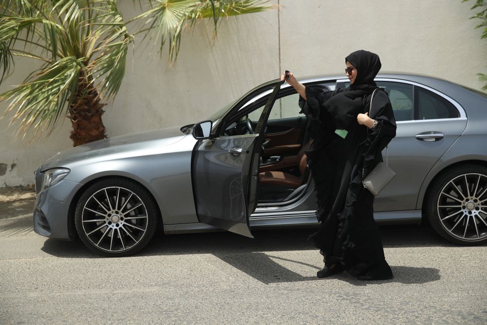 В полунощ, след падането на забраната, хиляди жителки на Саудитска Арабия се качиха за първи път на собствените си автомобили. До днес Саудитска Арабия беше единствената страна в света, където жените нямаха разрешение да шофират и подлежаха на наказание, ако го правят.