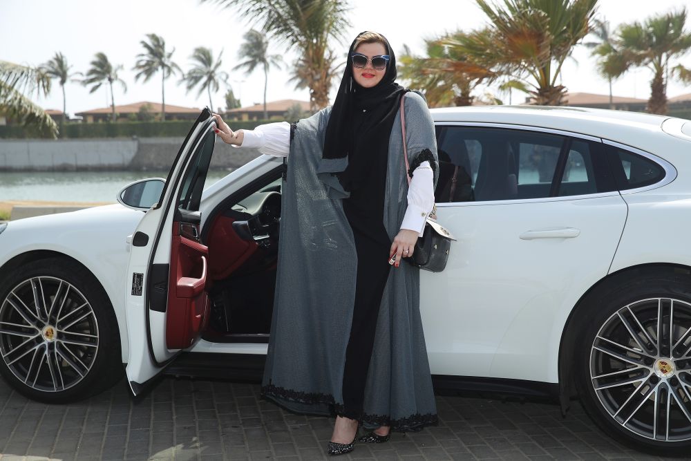 В полунощ, след падането на забраната, хиляди жителки на Саудитска Арабия се качиха за първи път на собствените си автомобили. До днес Саудитска Арабия беше единствената страна в света, където жените нямаха разрешение да шофират и подлежаха на наказание, ако го правят.