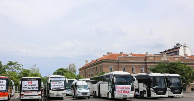 Около 250 автобуса от цялата страна и около 50 тежкотоварни