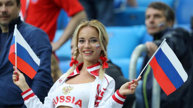 ФИФА планира да забрани на телевизиите да показват красиви фенки в близък кадър