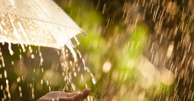 Под влияние на преминаващия през Балканите средиземноморски циклон през нощта