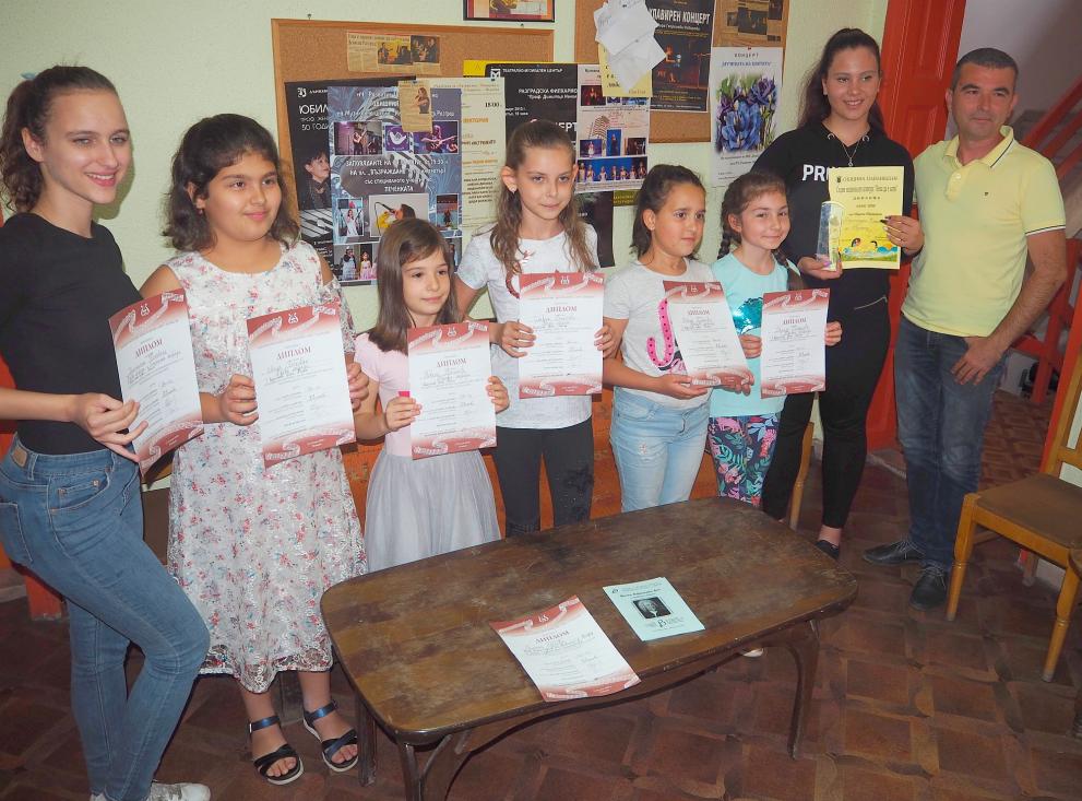 Пианистите от Разград не оставиха награди за конкурентите си на фестивал за Музикални школи