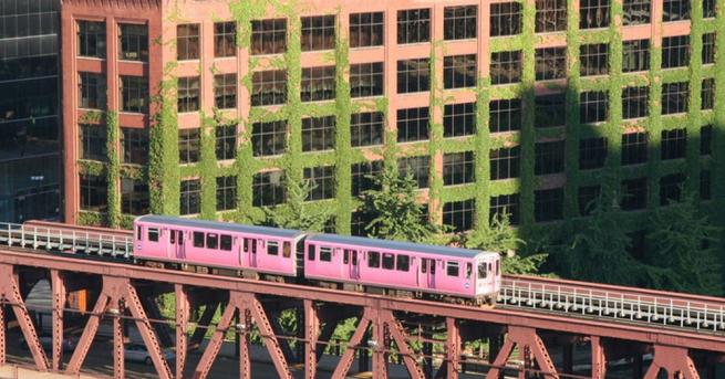 Скоростен влак с цвят на розов бонбон в стила на