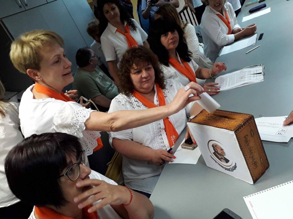 Директорът срещна подкрепата на 44 имащи право на глас