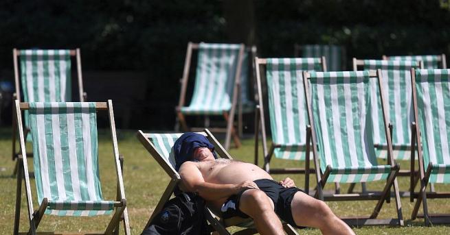 Британците се наслаждават на летния зной вече трети пореден ден