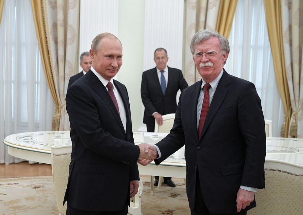  Руският президент Владимир Путин беседва в Кремъл със съветника на Белия дом по националната сигурност Джон Болтън. 