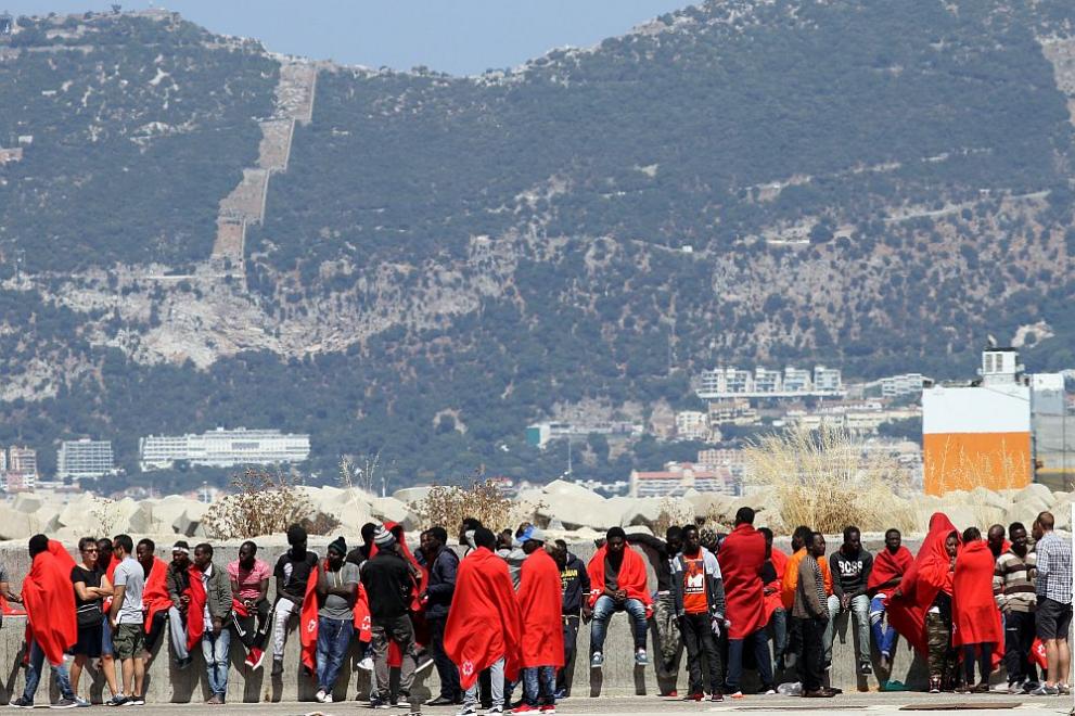 Мигранти в Испания, след като са спасени от бреговата охрана на страната от лодки в Средиземно море
