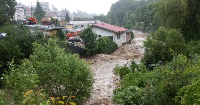 Община Смолян обявява бедствено положение Река Черна е преляла и