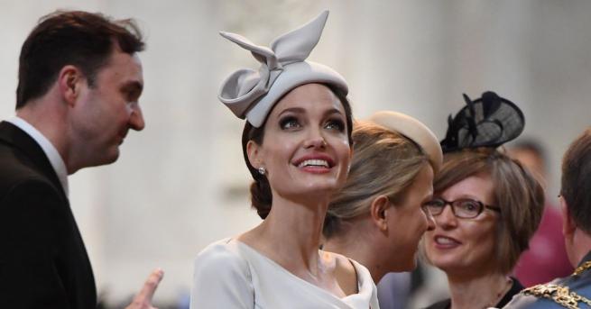 Холивудската актриса Анджелина Джоли пристигна в Лондон където присъства на