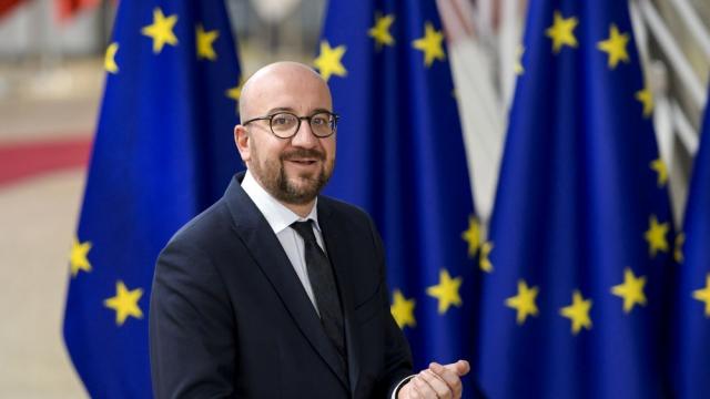 Премиерът на Белгия Шарл Мишел подари футболна фланелка на Тереза Мей