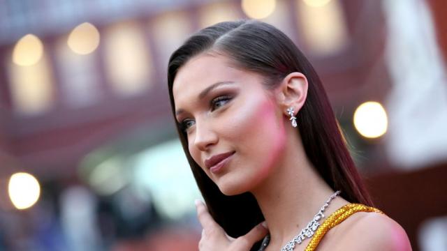 Модното бижу Бела Хадид блести в секси златна рокля (СНИМКИ)