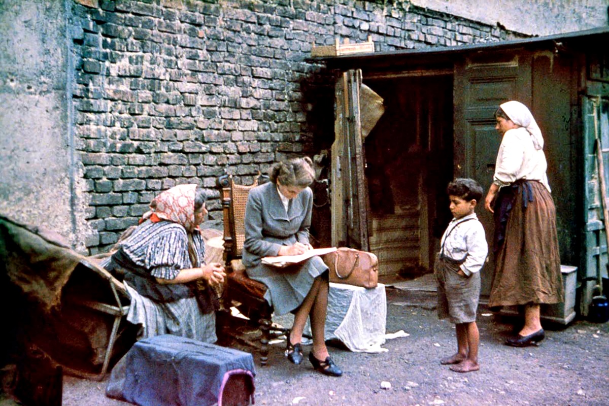 В нацистка Германия десетки хиляди роми и синти са депортирани в концентрационни лагери, където са подложени на насилствен труд, медицински експерименти и изтребване. Според историците по време на нацисткия режим са убити около 25 процента от европейските роми – приблизително 220 000 души.