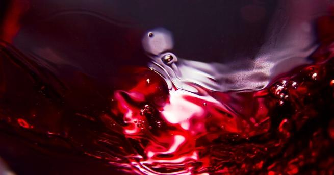 Хиляди хора се поливаха с червено вино от кофи с