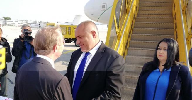 Министър председателят Бойко Борисов пристигна в Австрия където символично ще предаде