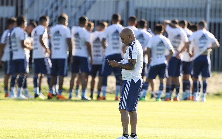 Сампаоли отрече да е направил смяна по заръка на Меси