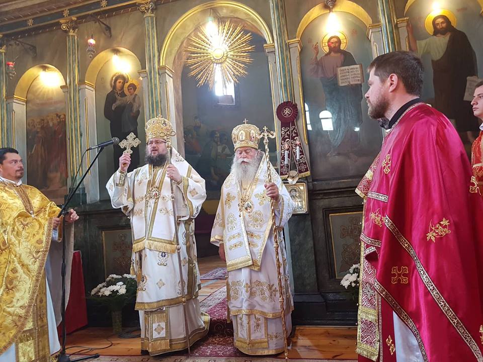 Съслужението на двамата митрополити Врачански Григорий и Ловчански Гавриил.