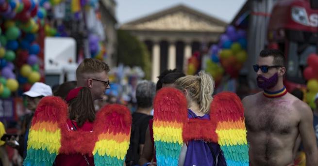 Десетки хиляди хора излязоха вчера следобед на гей парад в
