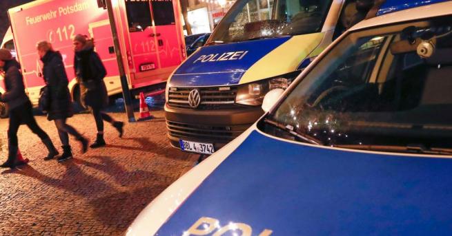 Туристически автобус се сблъска снощи с линейка в Северна Германия