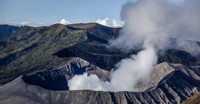 Вулкан в Камчатка изхвърли стълб пепел на 4,7 км височина,