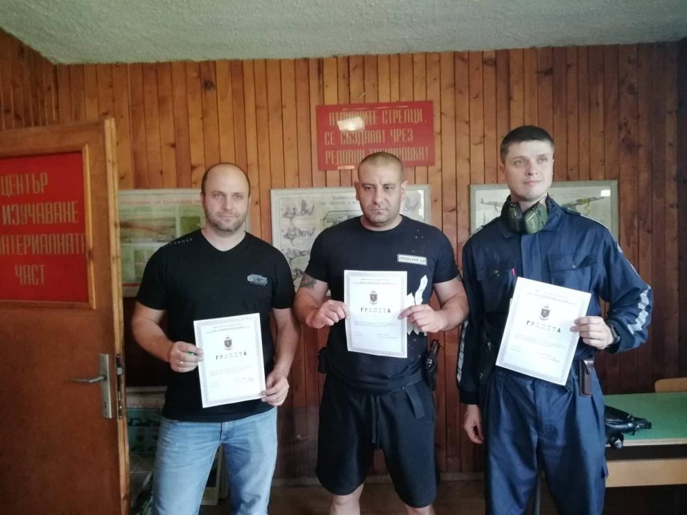 Победителите в турнира по стрелба за служители на ОД МВР- Кюстендил, за Празника на МВР