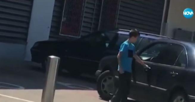 11 годишно момче подкара колата на дядо си на оживен паркинг