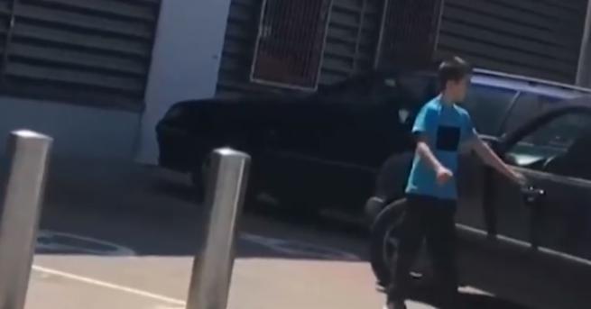 11 годишно момче подкара колата на дядо си на оживен паркинг