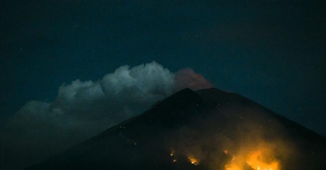Вулканът Агунг на индонезийския остров Бали отново изригна изхвърляйки облак