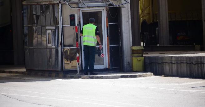 Митничари задържаха над 14 хиляди етикета за с логото на