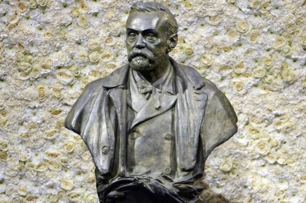 Статуя на Алфред Нобел