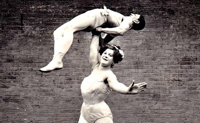  Великата Сандуина подвига мъжа си с една ръка. 