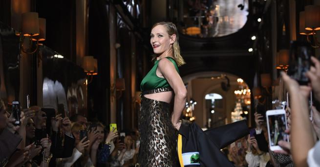 Ума Търман се качи на модния подиум в Париж 48 годишната