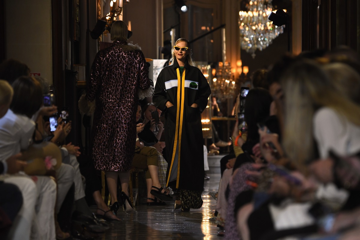 Ума Търман се качи на модния подиум в Париж. 48-годишната актриса бе част от шоуто на италианската марка Miu Miu. Звездата от "Криминале" дефилира с интересна рокля от две части - тъмнозелен топ и пола с висока талия с леопардова шарка.