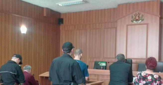 Арестантът Петър Петров  който след като избяга от прозореца на тоалетната