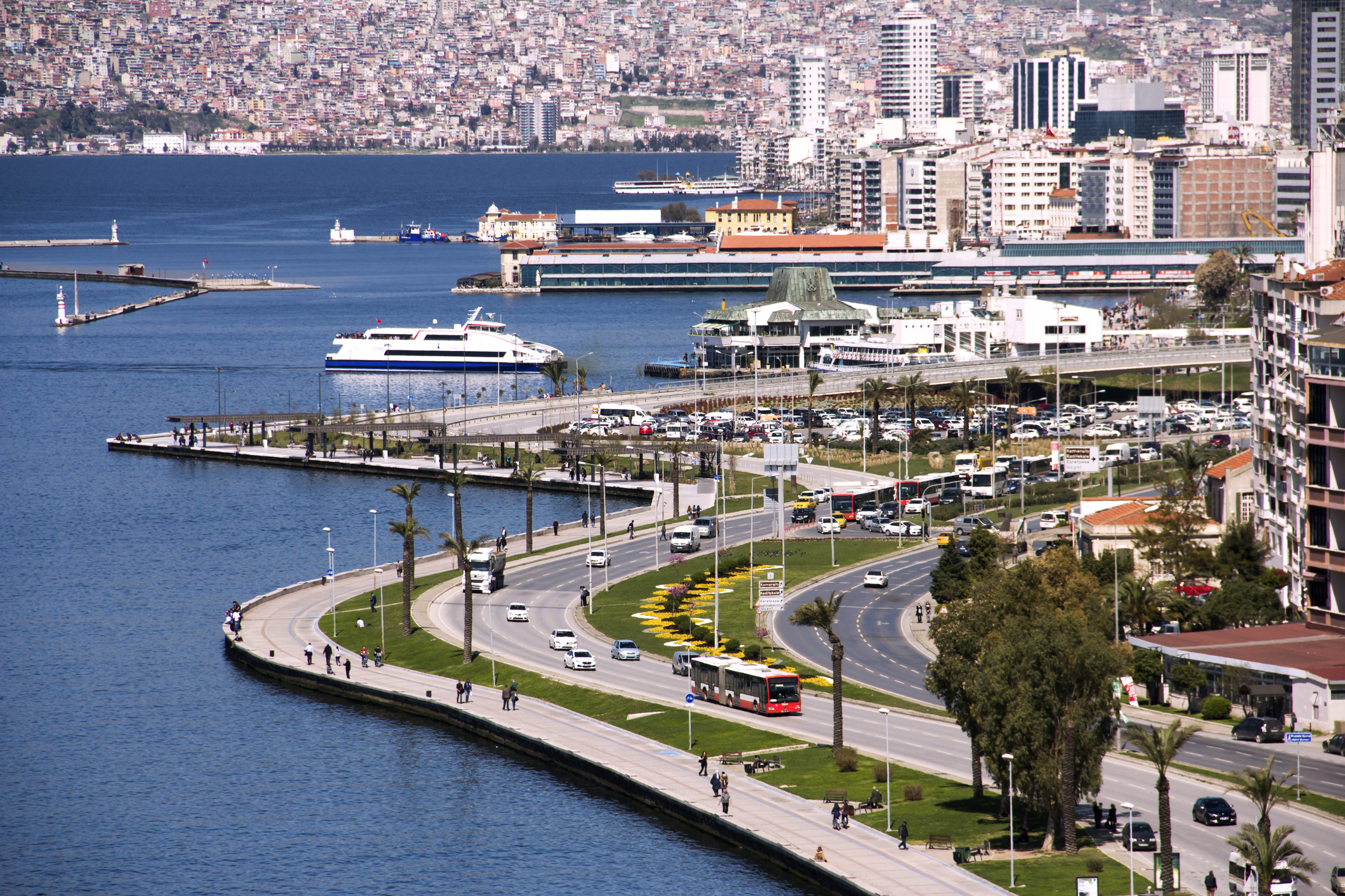 Измир е един вид обратен модел на Турция на Ердоган - поне така представят нещата жителите на града, които се самоопределят като много по-модерни и отворени към света.