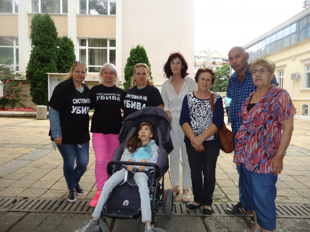 Териториалната организация на слепите в Добрич подкрепи протестите на майки на деца с увреждания