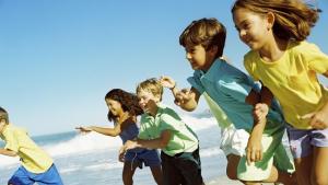 деца плаж море тичане