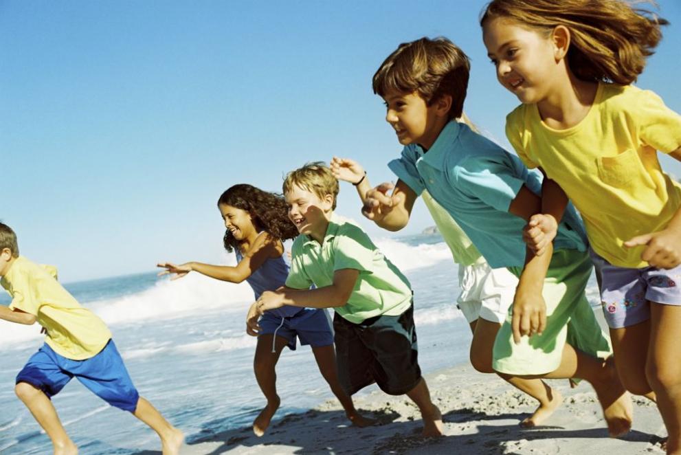  деца плаж море бягане 