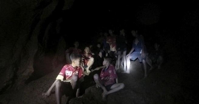 Футболният треньор, който придружава 12-те деца, блокирани в наводнена пещера