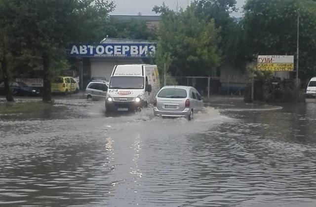 Порой превърна в реки улици в Пловдив и Асеновград