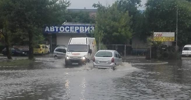 Пороен дъжд отново наводни пловдивския квартал Кючук Париж, съобщиха слушатели
